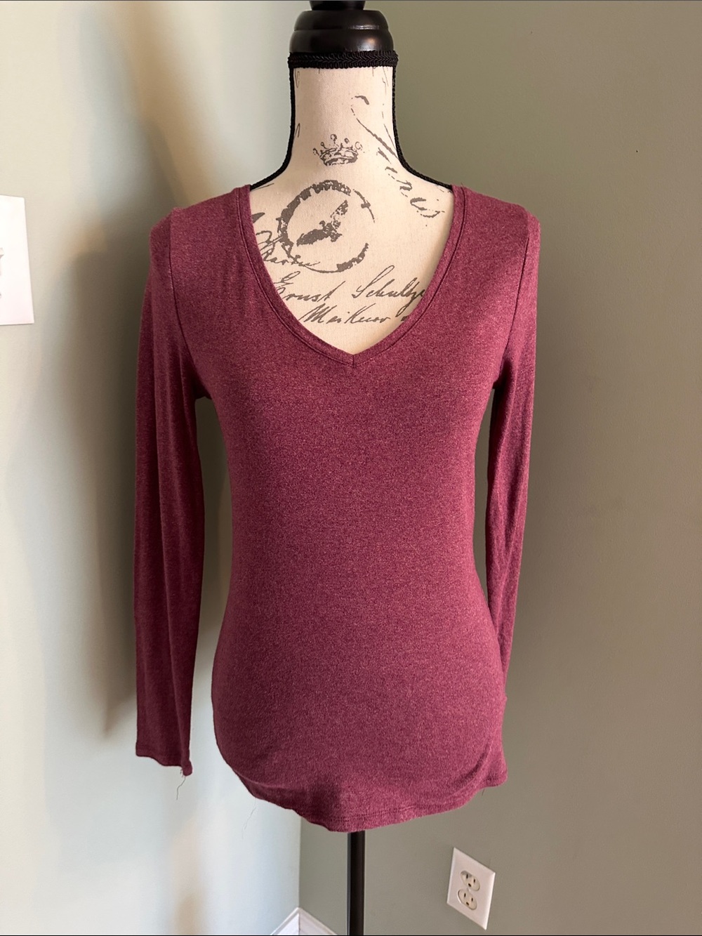 Women’s V-Neck Long Sleeve Top in Burgundy - Unbranded